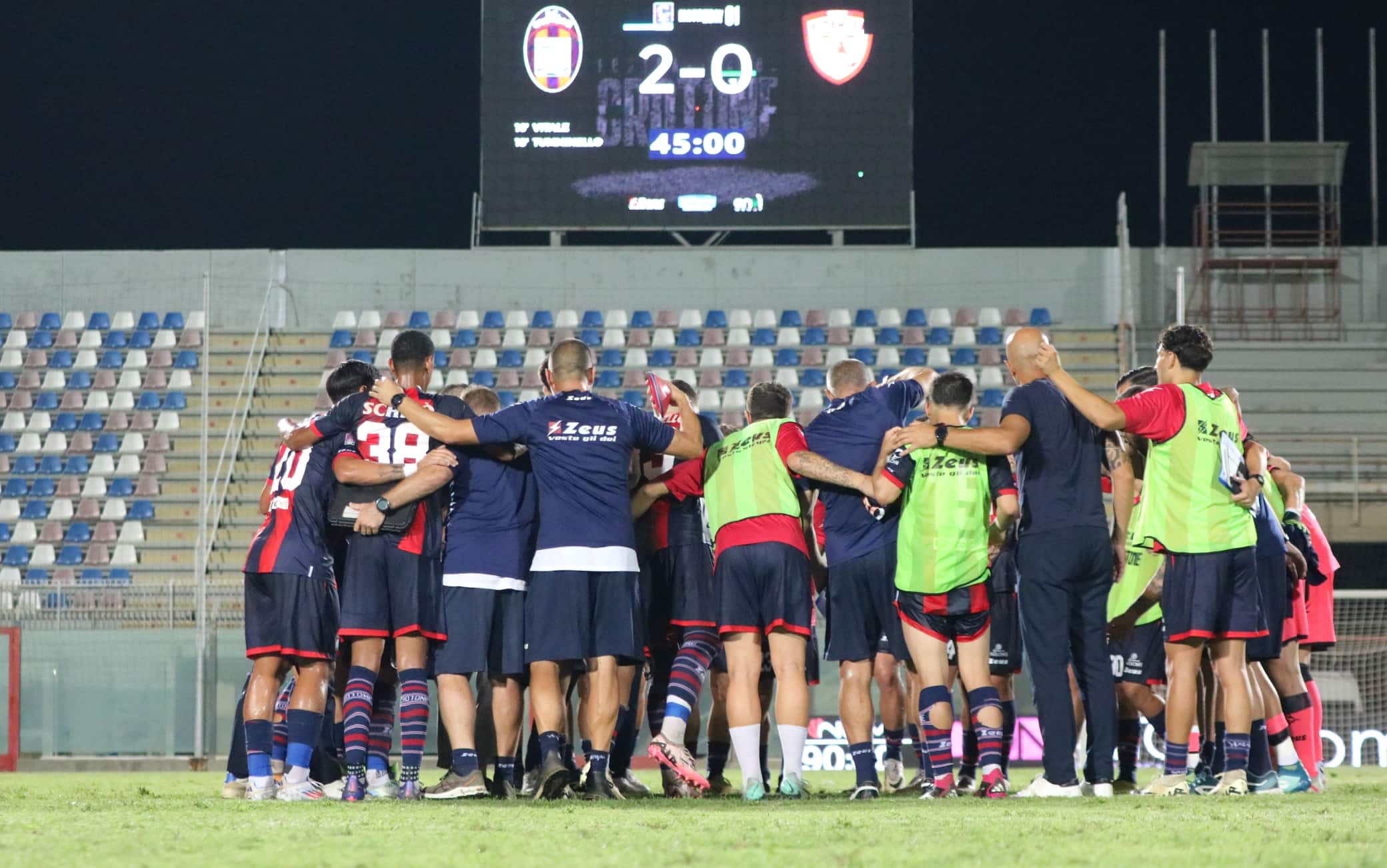 Un'esultanza di gruppo del Crotone