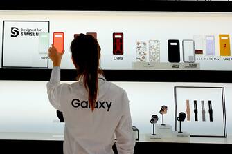 LÂ´HOSPITALET, CATALONIA, SPAIN - 2019/02/25: A Samsung Staff member seen ordering for the accessories of the new S-10 model during the event at the Mobile World Congress in Barcelona. (Photo by Ramon Costa/SOPA Images/LightRocket via Getty Images)