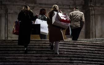 People strolling in the city center for Christmas shopping during the Coronavirus Covid-19 pandemic emergency in Rome, Italy, 22 December 2020. ANSA/ANGELO CARCONI