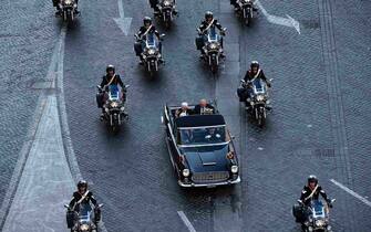 Il presidente della Repubblica Sergio Mattarella partecipa alle celebrazioni per il 77esimo anniversario della proclamazione della Repubblica in via dei Fori Imperiali a Roma, 2 giugno 2023. 
Italian President Sergio Mattarella with Italian Minister of Defense Guido Crosetto during the celebrations of Republic Day, in Rome, Italy, 02 June 2023. ANSA/ANGELO CARCONI