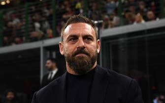 Roma's Italian coach Daniele De Rossi looks on before the UEFA Europa League football match between AC Milan and AS Roma at San Siro Stadium, in Milan on October 22, 2023. (Photo by Isabella BONOTTO / AFP)