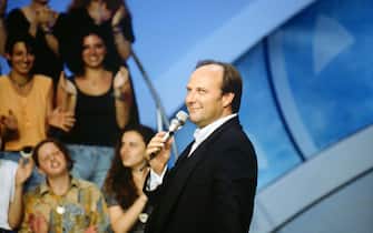Gerry Scotti conduce uno show musicale nel 1995