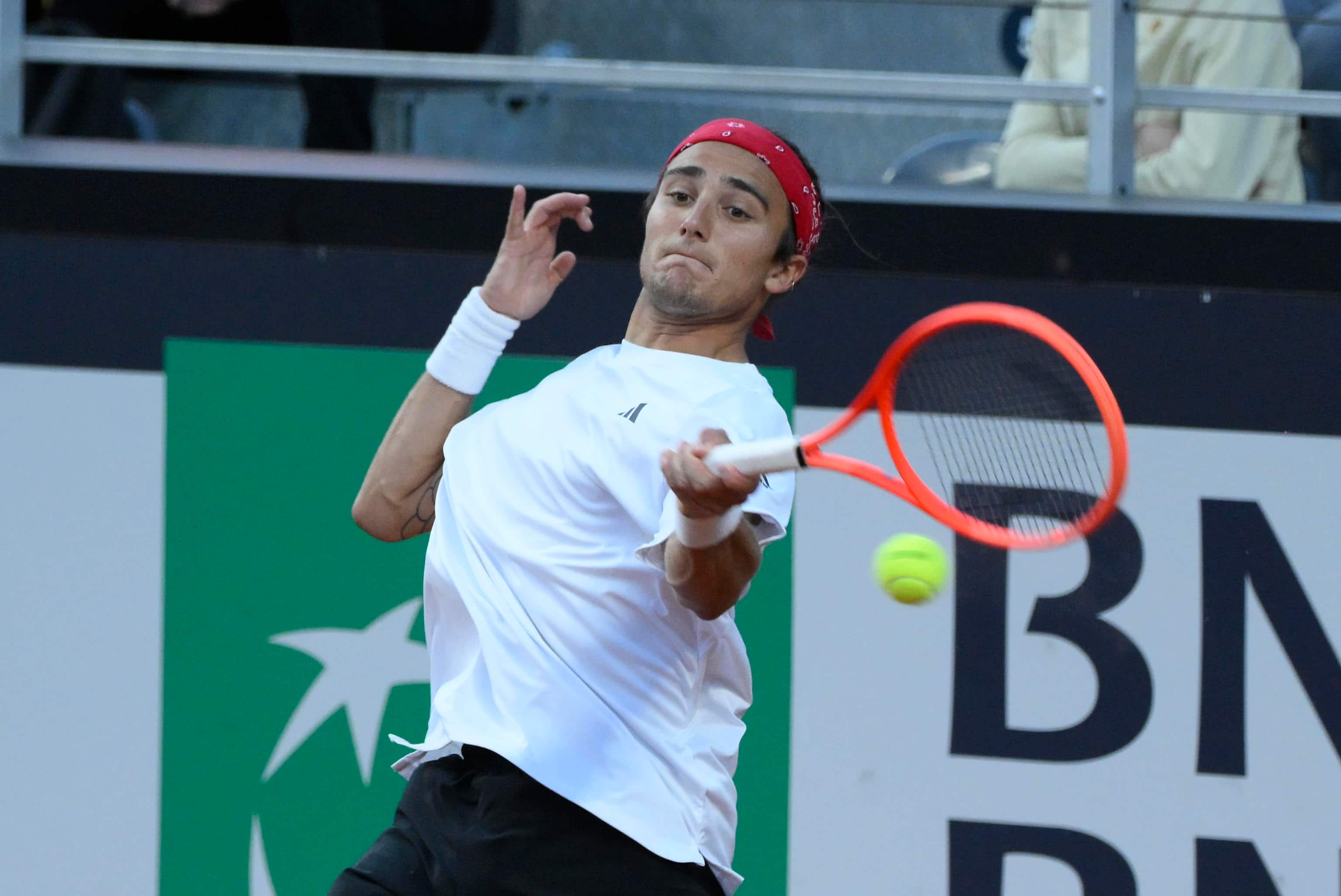 9° game: Sinner tiene il servizio, 4-5 con Tsitsipas