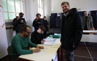Pierfrancesco Majorino al seggio elettorale