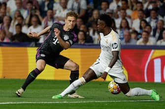 epa11327727 Real Madrid's Vinicius Jr. (R) in action against Bayern Munich's Joshua Kimmich during the UEFA Champions League semifinal second leg soccer match between Real Madrid and Bayern Munich, in Madrid, Spain, 08 May 2024.  EPA/J.J. Guillen