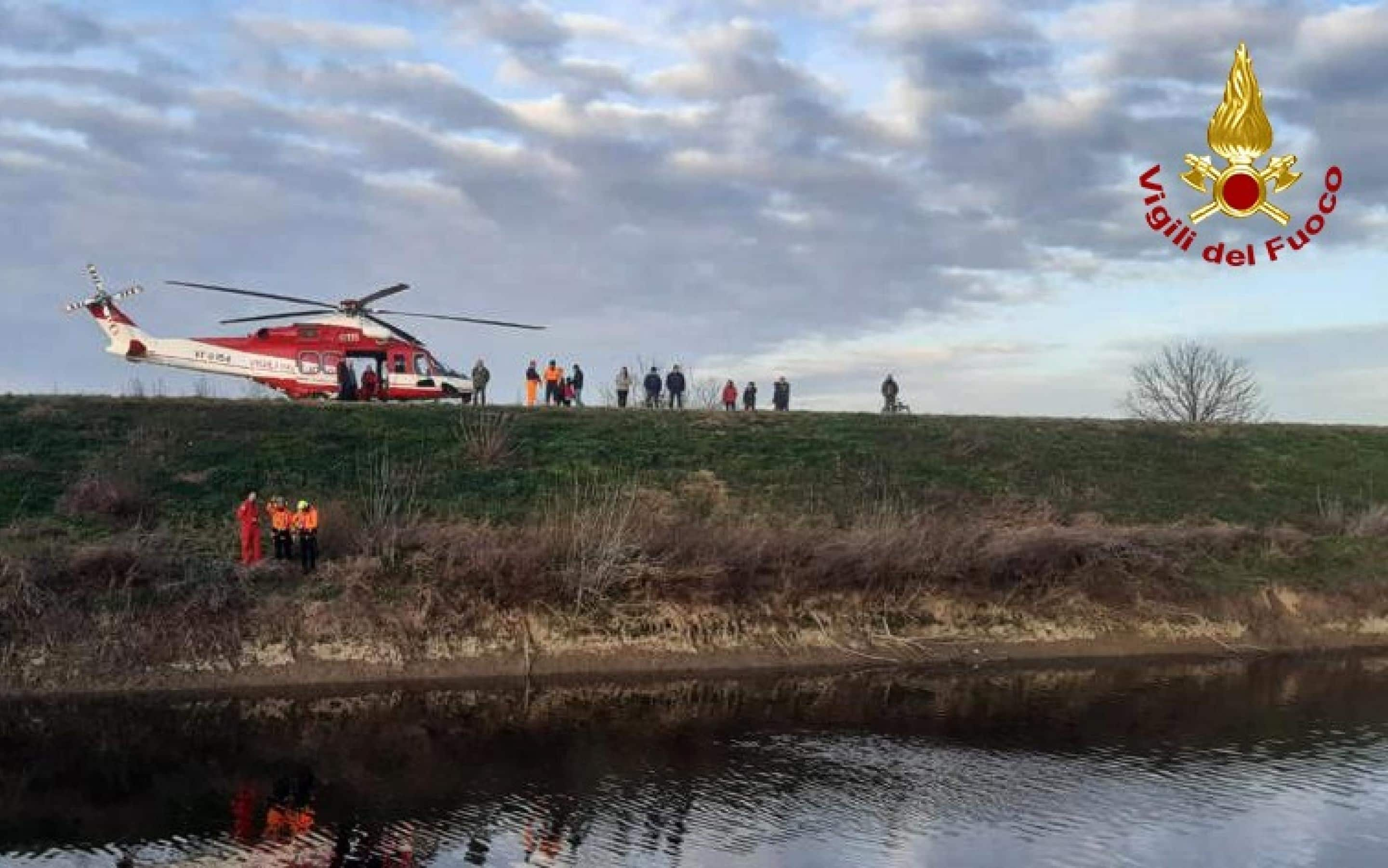 Sono stati recuperati, poco fa, a Anguillara (Padova) - in foto - i corpi di un 70enne finito ieri con l'auto nel fiume Gorzone e del poliziotto che si era tuffato per salvarlo. Lo apprende l'ANSA dai vigili del fuoco. Le due vittime erano in un punto seminascosto del fondale, a una decina di metri da dove si era inabissata l'auto. L'agente, hanno spiegato i soccorritori, tratteneva ancora vicino a se' il corpo dell'automobilista, che evidentemente era riuscito a raggiungere e a far uscire, all'abitacolo. Le ricerche condotte ieri fino a tarda sera non avevano permesso di individuarli a causa della scarsissima visibilità sul fondale.
ANSA/VIGILI DEL FUOCO ANSA PROVIDES ACCESS TO THIS HANDOUT PHOTO TO BE USED SOLELY TO ILLUSTRATE NEWS REPORTING OR COMMENTARY ON THE FACTS OR EVENTS DEPICTED IN THIS IMAGE; NO ARCHIVING; NO LICENSING NPK