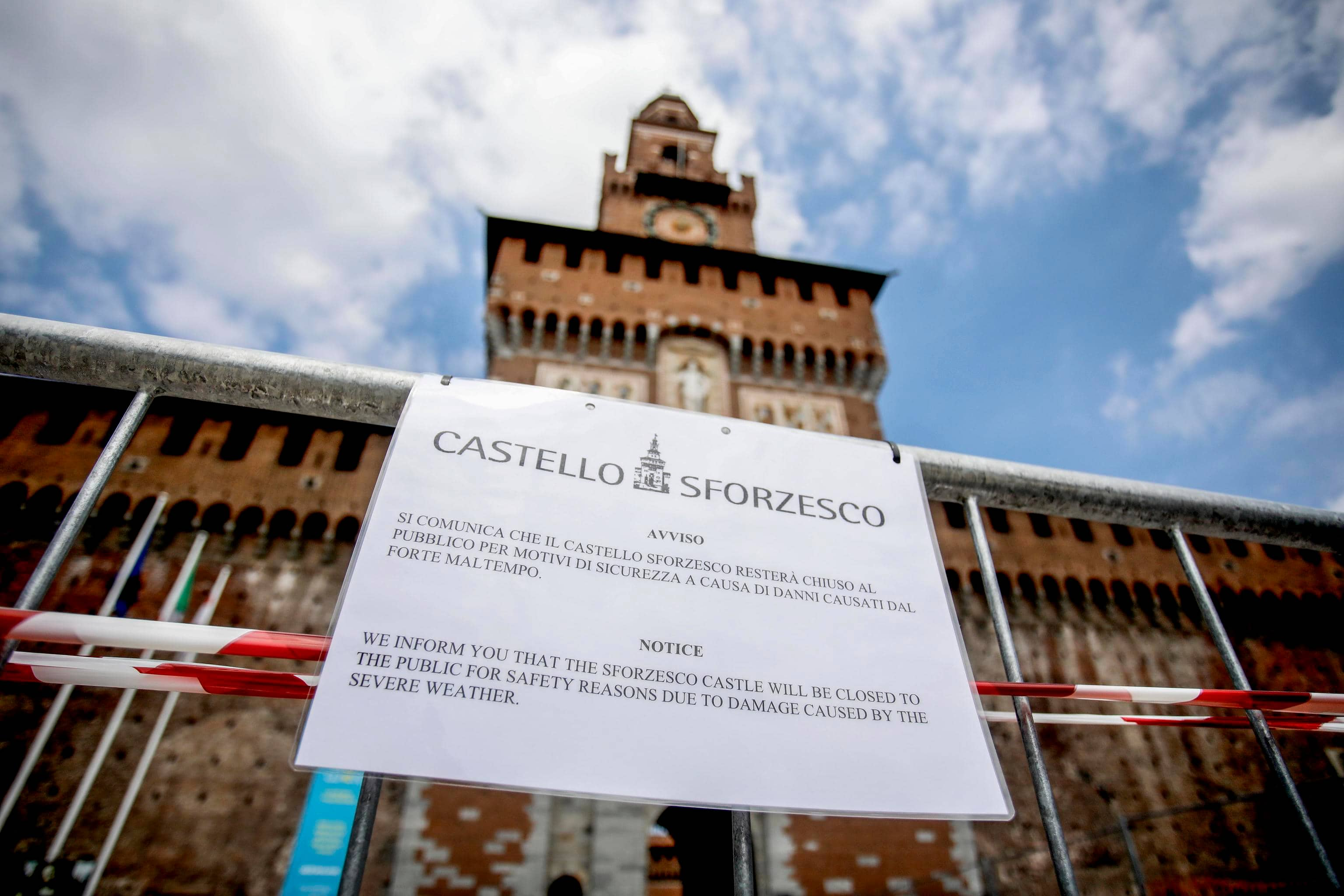 Un cartello che comunica la chiusura del Castello Sforzesco a Milano