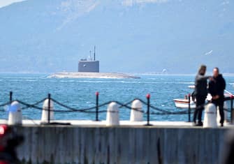 CANAKKALE, TURKEY - MARCH 15: Russian submarine "RFS B-265 Krasnodar" passes through Dardanelles Strait in Canakkale, Turkey on March 15, 2019.
 (Photo by Burak Akay/Anadolu Agency/Getty Images)