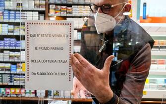 I proprietari della tabaccheria di viale Mazzini in cui è stato venduto il biglietto vincente che ieri sera si è aggiudicato il primo premio della Lotteria Italia da 5 milioni di euro, Roma, 7 gennaio 2022.
ANSA/ALESSANDRO DI MEO