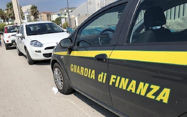 Sono in atto notifiche degli avvisi di garanzia a 12 soggetti indagati nell'ambito dell'inchiesta della Procura del capoluogo adriatico relativa all'inquinamento del fiume Pescara e affluenti del suo tratto finale. Coinvolte nell'inchiesta anche due società. Sequestrato lo scolmatore al porto canale: nell'area è imponente la presenza di carabinieri forestali, guardia di finanza e guardia costiera, con imbarcazioni ed elicottero, 26 luglio 2018. ANSA/ LORENZO DOLCE