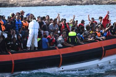 Un momento dell'arrivo di migranti nel porto di Lampedusa, 18 Settembre 2023. ANSA/CIRO FUSCO
A moment of the arrival of migrants in the port of Lampedusa, 18 September 2023. ANSA/CIRO FUSCO