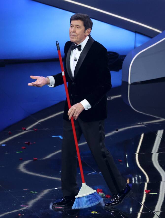 Gianni Morandi con la scopa in seconda serata a Sanremo 2023