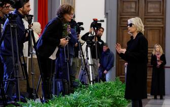 Maria De Filippi (D) alla camera ardente di Maurizio Costanzo allestita presso la Sala della Protomoteca in Campidoglio, Roma, 26 febbraio 2023
ANSA/FABIO FRUSTACI