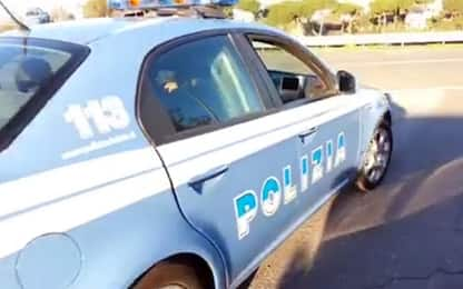 Giallo a Ferrara, uomo morto in strada. Testimone: “Scaricato da auto”