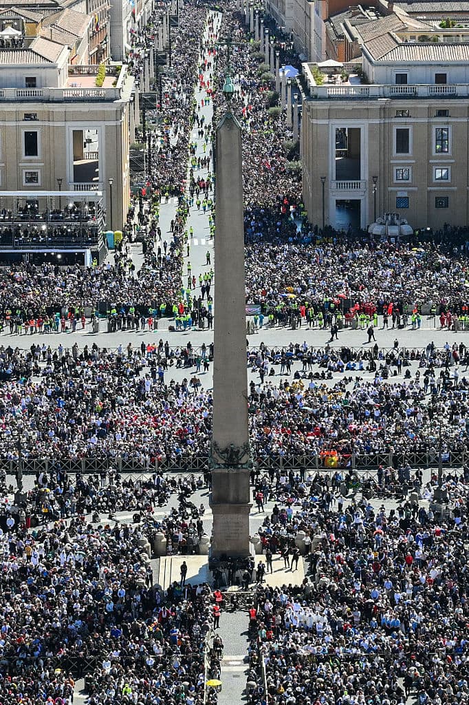 Una folla di oltre 200mila fedeli ha riempito piazza San Pietro e via della Conciliazione durante i funerali del Pontefice funerali papa
