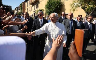 Papa Leone XIV è arrivato a Castel Gandolfo, 6 luglio 2025. Soggiornerà due settimane a Villa Barberini. Ha lasciato l'auto ed ha percorso un breve tragitto a piedi per salutare la gente.  ANSA/MASSIMO PERCOSSI
