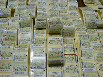 Una parte delle 23mila marche da bollo contraffatte sequestrate dalla guardia di finanza di Pesaro, 23 marzo 2012.
ANSA/UFFICIO STAMPA GUARDIA DI FINANZA PESARO
