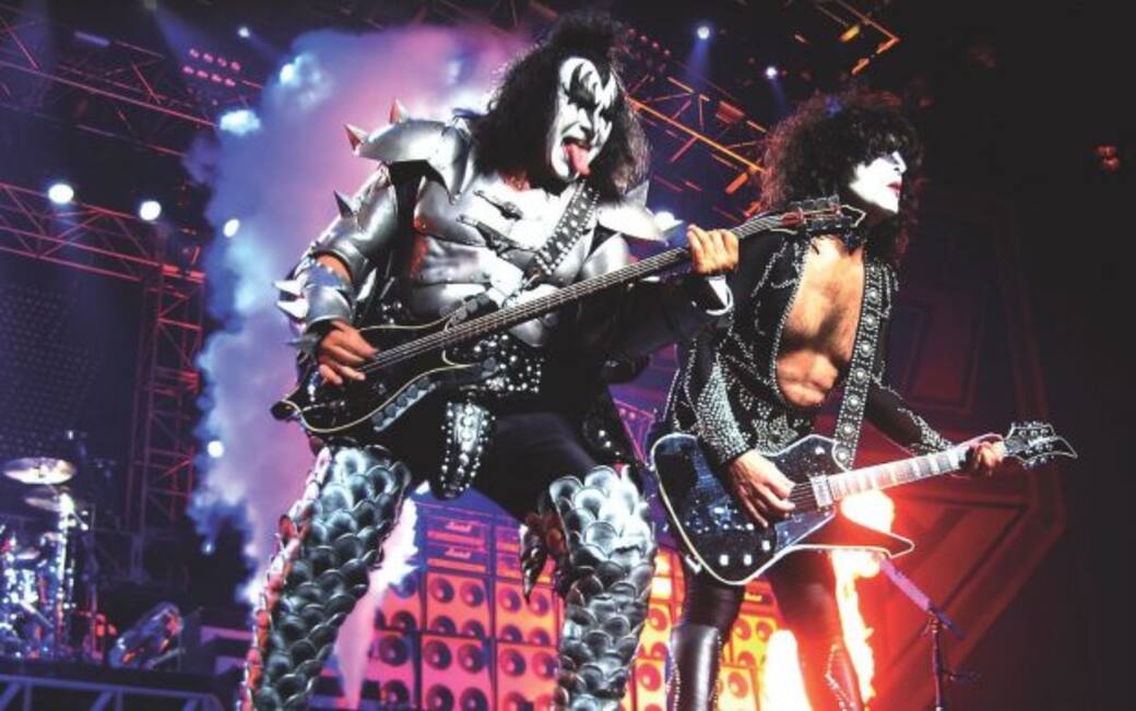 Un dettaglio della copertina di Kiss: Cerone, costumi e un pugno di sogni, a cura di Gian Paolo Bissolino, Marco Gamba ed Enrico Sturaro, Arcana Edizioni