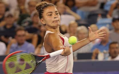 epa12303799 Jasmine Paolini of Italy in action against Coco Gauff of the US during their women's singles quarter-final match of the Cincinnati Open at the Lindner Family Tennis Center in Mason Ohio, USA, 15 August 2025.  EPA/MARK LYONS