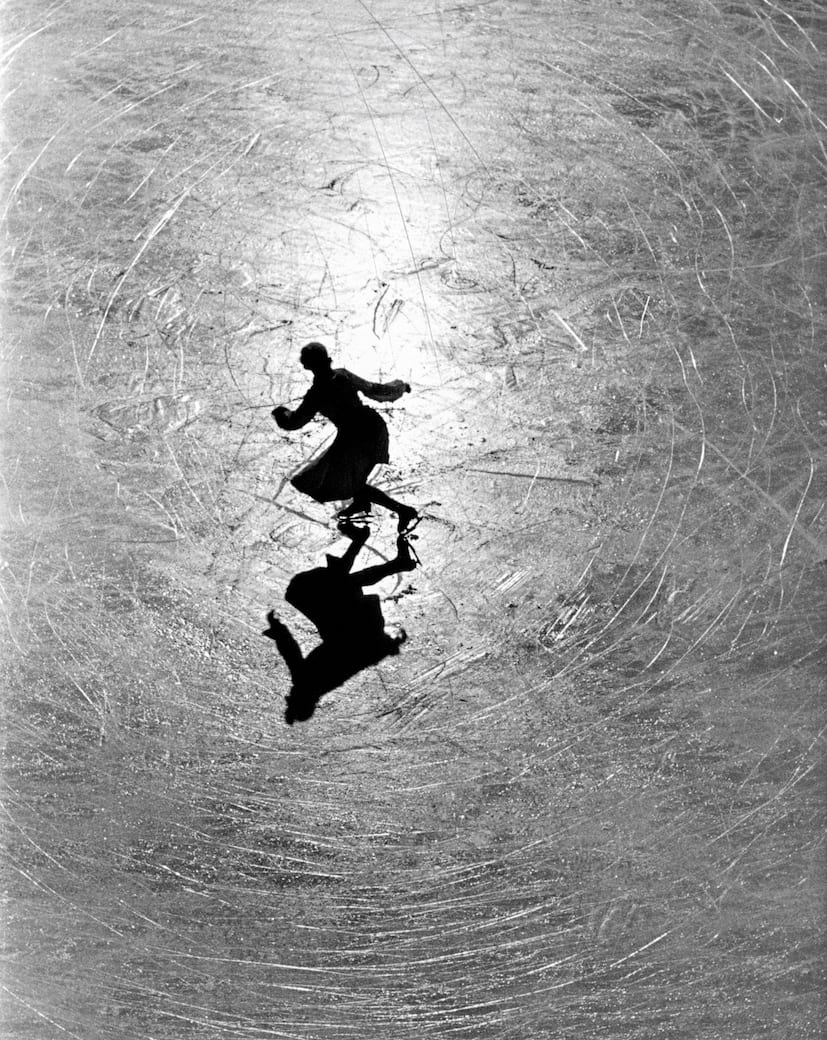 La campionessa austriaca Melitta Brunner durante le prove sul ghiaccio. St. Moritz, Svizzera. Immagine di Alfred Eisenstaedt © 1934. The Picture Collection LLC. Tutti i diritti riservati