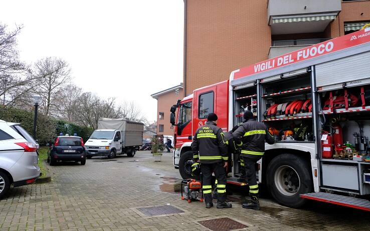 Un uomo di 75 anni è morto, la scorsa notte, nel Milanese, a causa di un incendio scoppiato nel suo appartamento. Quando i medici del 118 sono arrivati sul posto, hanno potuto solo constatarne la morte, 13 dicembre 2022. Una ventina di condomini sono sati fatti evacuare dai pompieri e dai carabinieri, mentre al termine delle prime fasi di spegnimento è stato rinvenuto il corpo dell'anziano disabile. La moglie della vittima, di 72 anni, è stata trasportata in codice verde all'ospedale San Paolo di Milano.  ANSA/SERGIO PONTORIERO