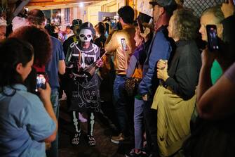 epa10481688 A member of The Northside Skull and Bones gang makes his way through the crowd to wake people up for Fat Tuesday as a part of Mardi Gras celebrations in New Orleans, Louisiana, USA, 21 February 2023.  EPA/DAN ANDERSON