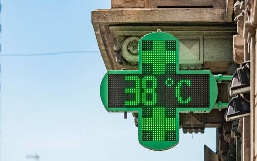 l'anticiclone africano Apocalisse arriva sul nord Italia; la colonnina di mercurio tocca i 39 gradi. (Bergamo - 2022-07-16, SERGIO AGAZZI) p.s. la foto e' utilizzabile nel rispetto del contesto in cui e' stata scattata, e senza intento diffamatorio del decoro delle persone rappresentate