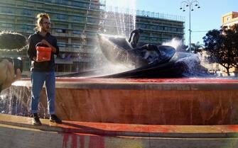 Blocco stradale davanti a Palazzo di Giustizia e vernice lavabile versata sulla fontana dei Malavoglia, colorandola di arancione nell'adiacente piazza Verga: sono le due azioni di 'disobbedienza civile' realizzate a Catania da aderenti alla campagna Fondo riparazione, promossa da Ultima generazione, 10 novembre 2023.
ANSA/ UFFICIO STAMPA ULTIMA GENERAZIONE ++HO  - NO SALES EDITORIAL USE ONLY +NPK+