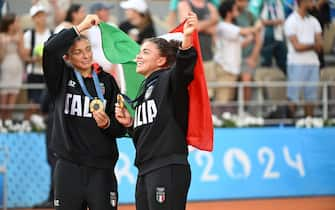 epa11526085 Gold medal winners Sara Errani and Jasmine Paolini of Italy pose for a photo during the medal ceremony for the Women Doubles of the Tennis competitions in the Paris 2024 Olympic Games, at the Roland Garros in Paris, France, 04 August 2024.  EPA/CAROLINE BLUMBERG