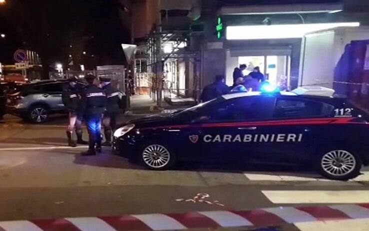 Sono gravi le condizioni del carabiniere ferito nel tentativo di sventare una rapina in farmacia a Torino, 29 novembre 2021. Il brigadiere, in servizio presso la compagnia Oltre Dora, è stato colpito da due coltellate al torace, una delle quali avrebbe interessato un polmone, e da un altro fendente a una gamba. Ricoverato all'ospedale San Giovanni Bosco, dove è giunto il comandante provinciale, generale Claudio Lunardo, è intubato. Ancora da chiarire quanto accaduto. Di certo c'è soltanto che era in farmacia per acquistare dei medicinali, libero dal servizio, e si è trovato di fronte due rapinatori travisati, che dopo l'aggressione sono fuggiti.
ANSA/FERMO IMMAGINE VIDEO CARABINIERI
+++ ANSA PROVIDES ACCESS TO THIS HANDOUT PHOTO TO BE USED SOLELY TO ILLUSTRATE NEWS REPORTING OR COMMENTARY ON THE FACTS OR EVENTS DEPICTED IN THIS IMAGE; NO ARCHIVING; NO LICENSING +++