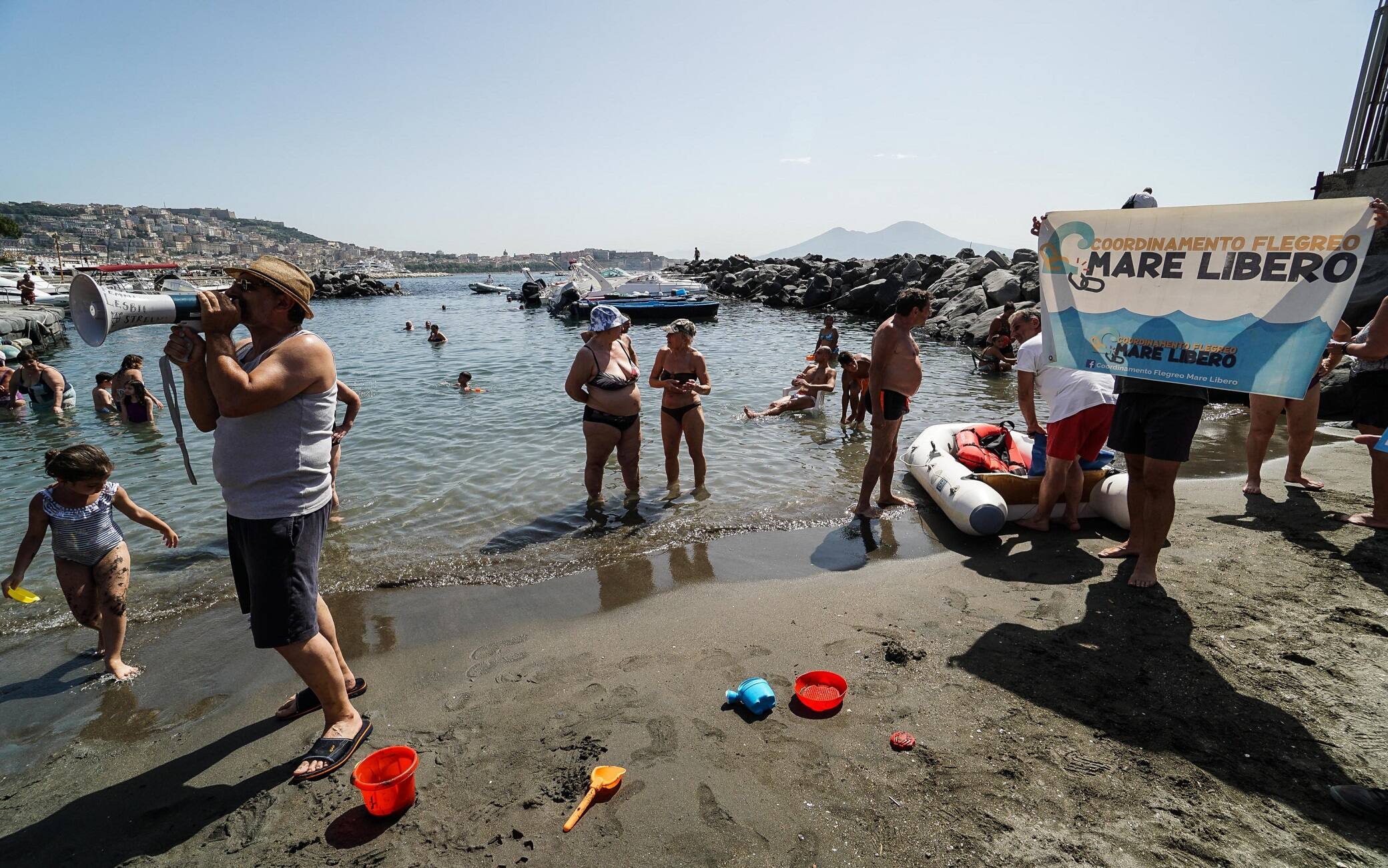 Attivisti protestano sul lungomare di Napoli contro la privatizzazione delle spiagge, Napoli, 26 Giugno 2022. ANSA/CESARE ABBATE