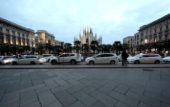 La fila di taxi in attesa di clienti in piazza del Duomo a Milano, 6 Marzo 2021.  
ANSA / MATTEO BAZZI