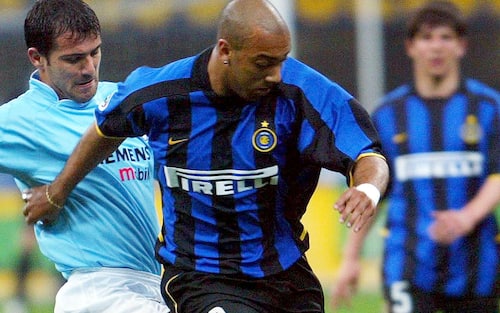 MI-2-27/4/03- MILANO- SPR- CALCIO: INTER- LAZIO. Il cedntrocampista francese dell'Inter Stephane Dalmat, e Dejan Stankovic lottano per il controllo della palla . DANIEL DAL ZENNARO/ANSA