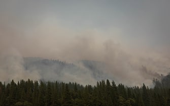 Il fumo del Dixie Fire sopra le montagne vicino a Greenville