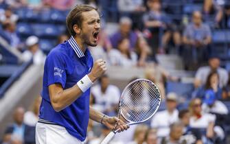 epaselect epa09460402 Daniil Medvedev of Russia reacts against Felix Auger-Aliassime of Canada during a men's singles semifinal round match on the twelfth day of the US Open Tennis Championships at the USTA National Tennis Center in Flushing Meadows, New York, USA, 10 September 2021. The US Open runs from 30 August through 12 September.  EPA/JUSTIN LANE