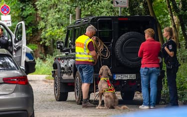 epa10757314 Police patrol during a search for a escaped lion near the village of Kleinmachnow in the south of in Berlin, Germany, 20 July 2023. German authorities warned people in the southern suburbs of Berlin on Thursday about a potentially dangerous animal believed to be a lioness on the loose.  EPA/STRINGER