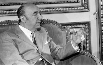 Le poète et homme politique Pablo Neruda lors d'une conférence de presse à l'Ambassade du Chili. Il est le troisième écrivain d'Amérique Latine à obtenir le prix Nobel de littérature le 21 octobre 1971. (Photo by Alain Dejean/Sygma via Getty Images)