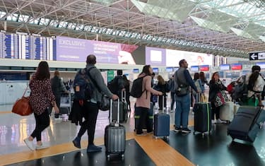 Molti passeggeri transitano per il ponte di Ognissanti dall'aeroporto di Roma Leonardo Da Vinci a Fiumicino, 29 ottobre 2022. 
ANSA/Telenews