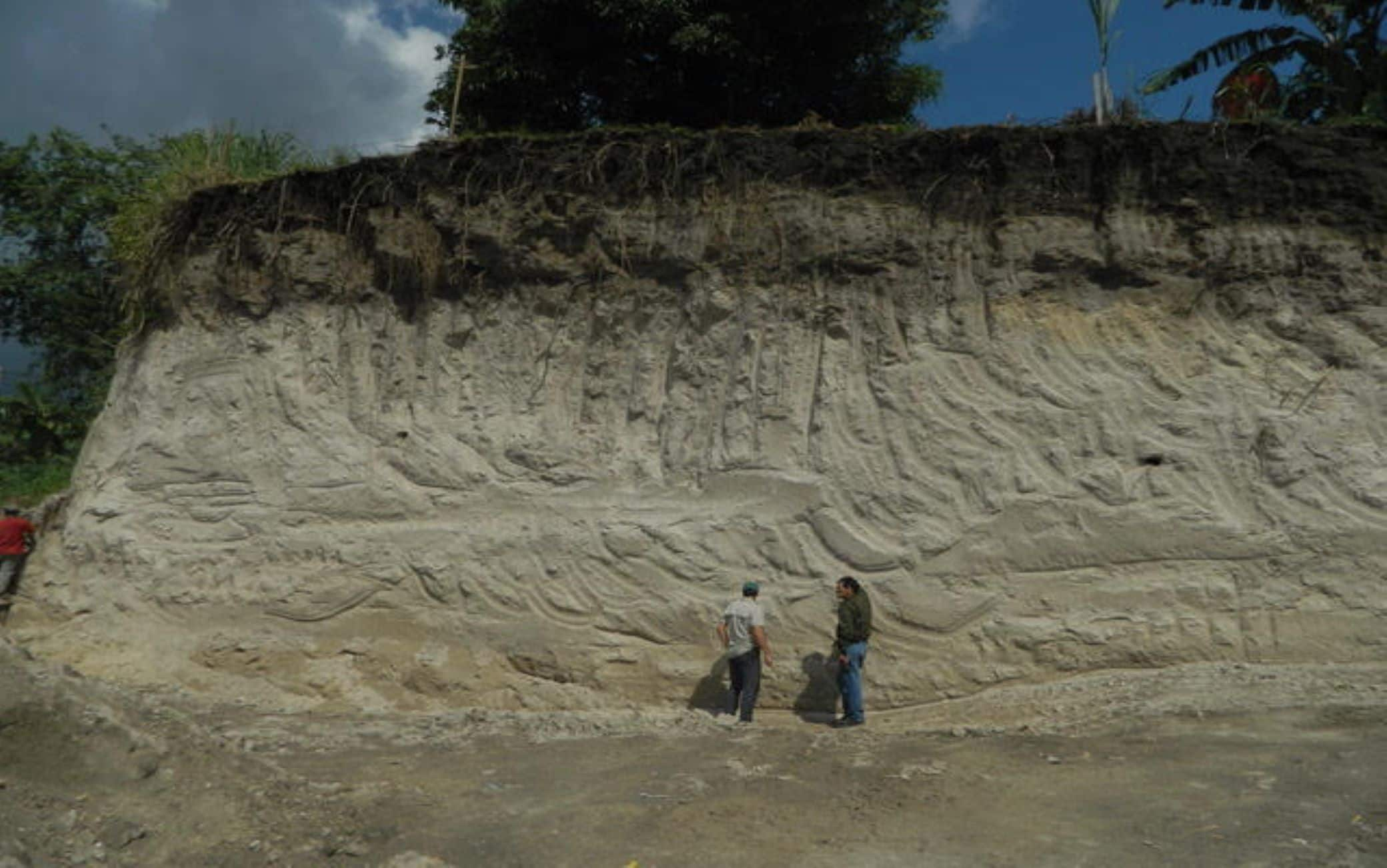 Spessi depositi di circa 4 metri dei flussi piroclastici della Tierra Blanca Joven in un sito localizzato 30 km a ovest rispetto al cratere del vulcano. Questi velocissimi flussi di gas e materiale incandescente hanno ricoperto e distrutto il territorio circostante in un raggio di 40 km. Ph.: Dr. Dario Pedrazzi