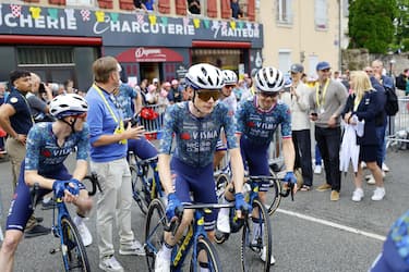 epa11469851 Danish rider Jonas Vingegaard (C) of Team Visma Lease a Bike looks on ahead of the eleventh stage of the 2024 Tour de France cycling race over 211km from Evaux-les-Bains to Le Lioran, France, 10 July 2024.  EPA/KIM LUDBROOK