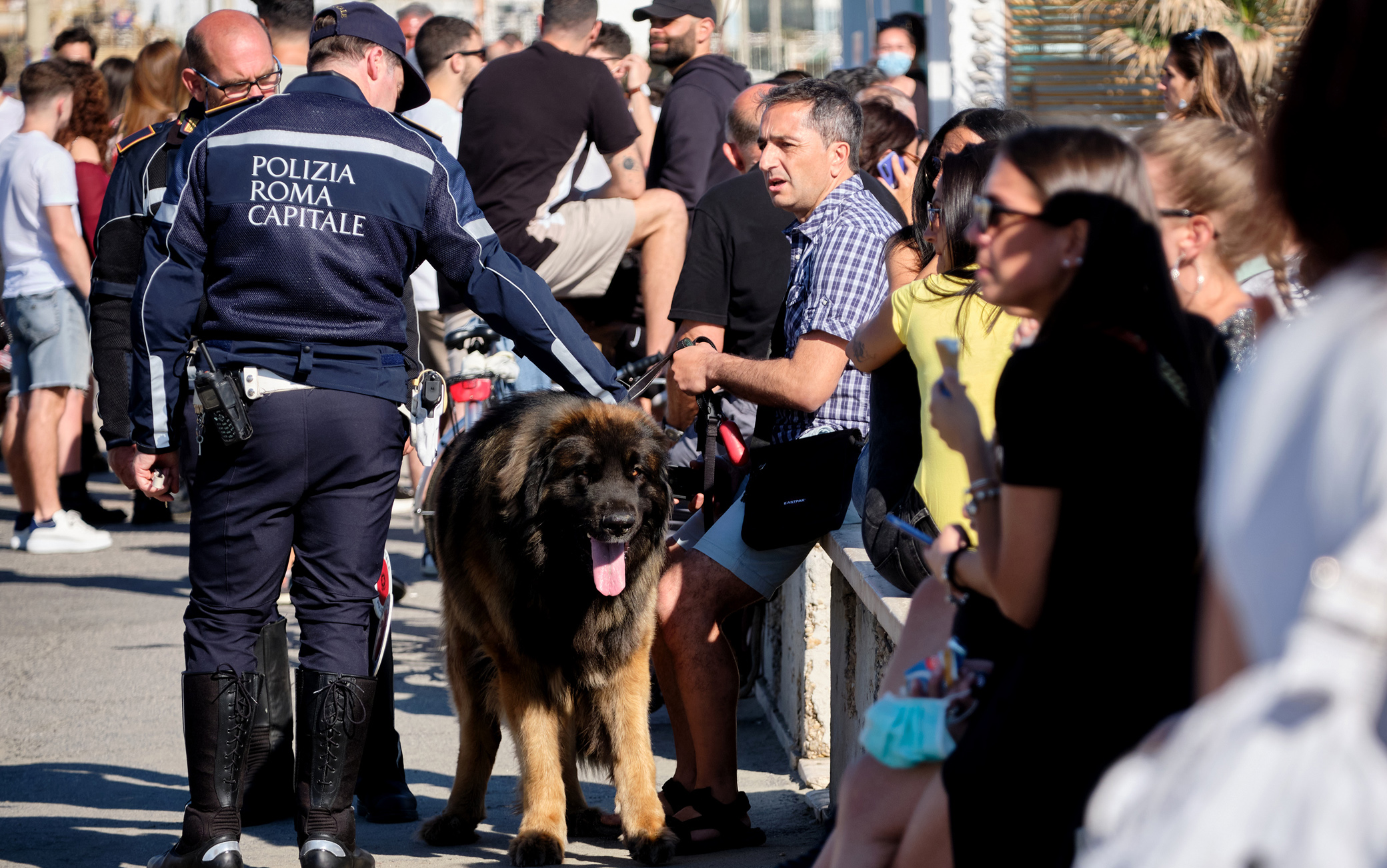 Coronavirus, Ostia: assalto alla spiaggia nel primo sabato post