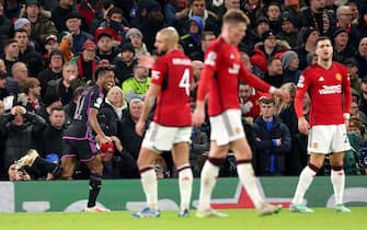 epa11025491 Kingsley Coman (L) of Bayern Munich celebrates after scoring the opening goal during the UEFA Champions League group match between Manchester United and FC Bayern Munich, in Manchester, Britain, 12 December 2023.  EPA/ADAM VAUGHAN