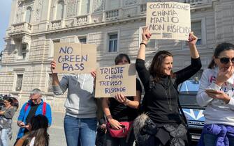 Cartelli contro il green pass a Trieste