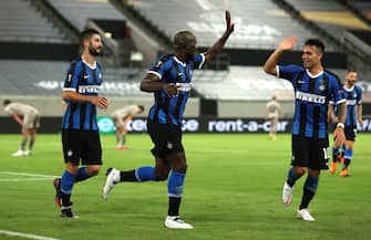 DUESSELDORF, GERMANY - AUGUST 17: Romelu Lukaku of Inter Milan celebrates with Lautaro Martinez after scoring his team's fourth goal during the UEFA Europa League Semi Final between Internazionale and Shakhtar Donetsk at Merkur Spiel-Arena (Duesseldorf Arena) on August 17, 2020 in Duesseldorf, Germany. (Photo by Lars Baron/Getty Images)