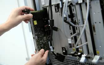 Un tecnico lavora a una macchina
