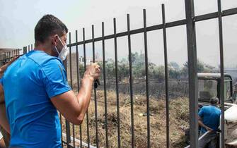 A moment of the rescue operations to put out the fire in Palermo, 25 July 2023.  Wildfires have swept Sicily amid Italy's latest heatwave and Palermo airport was briefly close to traffic amid an encroaching fire earlier Tuesday. ANSA/FRANCESCO MILITELLO MIRTO