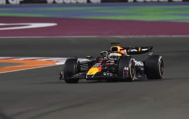 epa11752073 Red Bull Racing driver Max Verstappen of Netherlands in action during the Formula 1 Qatar Grand Prix at the Lusail International Circuit racetrack in Lusail, Qatar, 01 December 2024.  EPA/ALI HAIDER