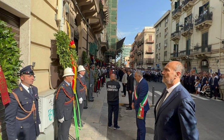 La ministra dell'interno Luciana Lamorgese, il comandante generale dell'Arma Teo Luzi, il prefetto Giuseppe Forlani, il questore Leopoldo Laricchia, il presidente della regione Nello Musumeci e il sindaco Roberto Lagalla hanno deposto una corona di fiori alla commemorazione di  Carlo Alberto Dalla Chiesa sul luogo della strage in via Isidoro Carini a Palermo 03 settembtre 2022. 
ANSA / IGOR PETYX