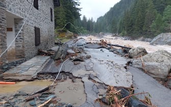 Terminata l'alluvione che ha da ieri sera ha colpito diverse zone della Valle d'Aosta inizia la conta dei danni. Alla Protezione civile regionale al momento non risultano persone coinvolte o disperse. A Cogne tra le 4 e le 6 sono stati effettuati due interventi dell'elisoccorso che hanno permesso di mettere in salvo una famiglia con una bambina piccola, rimasta bloccata in Valnontey, e tre persone isolate nel vallone dell'Urtier. Il paese resta isolato perché l'unica strada per raggiungerlo, la regionale 47 chiusa da Ozein, è stata pesantemente danneggiata in più punti, anche nel territorio comunale di Aymavilles. Danni rilevanti anche sulla strada comunale di Valnontey, dove risultano fuori uso sia la rete elettrica che l'acquedotto. Nella Valle di Cogne, fa sapere l'amministrazione regionale, "sono in corso sopralluoghi tecnici per un'altra verifica dei danni causati dal maltempo e per valutare gli interventi da attivare". A causa dell'ondata di piena della Dora Baltea vi sono state alcune esondazioni. A Montjovet sono state evacuate dai loro alloggi due famiglie, salite ai piani alti; a Issogne il fiume è esondato tra le località Favà e Fleuran e alcuni abitanti sono stati fatti salire ai piani superiori. Attualmente la strada statale 26 è chiusa a tratti a Bard, Donnas e Champdepraz e si sta valutando la riapertura. Nella Valtournenche l'esondazione del torrente Marmore ha causato danni ingenti nel centro di Cervinia, allagando anche dei negozi. Sono in corso i lavori per il disalveo del torrente e per un primo intervento in paese. Chiusa nella notte, la regionale per raggiungere la località è stata riaperta stamane. Più in basso nella stessa vallata, ad Antey-Saint-André, è stato evacuato un campeggio e gli ospiti sono stati distribuiti in varie strutture ricettive. Nella notte è proseguita l'attività di monitoraggio e soccorso che ha coinvolto Protezione civile, Corpo valdostano dei vigili del fuoco, Corpo forestale della Valle d'Aosta, 118, Socc