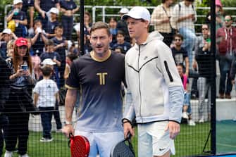 Jannik Sinner (D) e Francesco Totti si sfidano sul campo di padel nell ambito degli Internazionali di Tennis, Roma 15 maggio 2023. ANSA/FABIO FRUSTACI